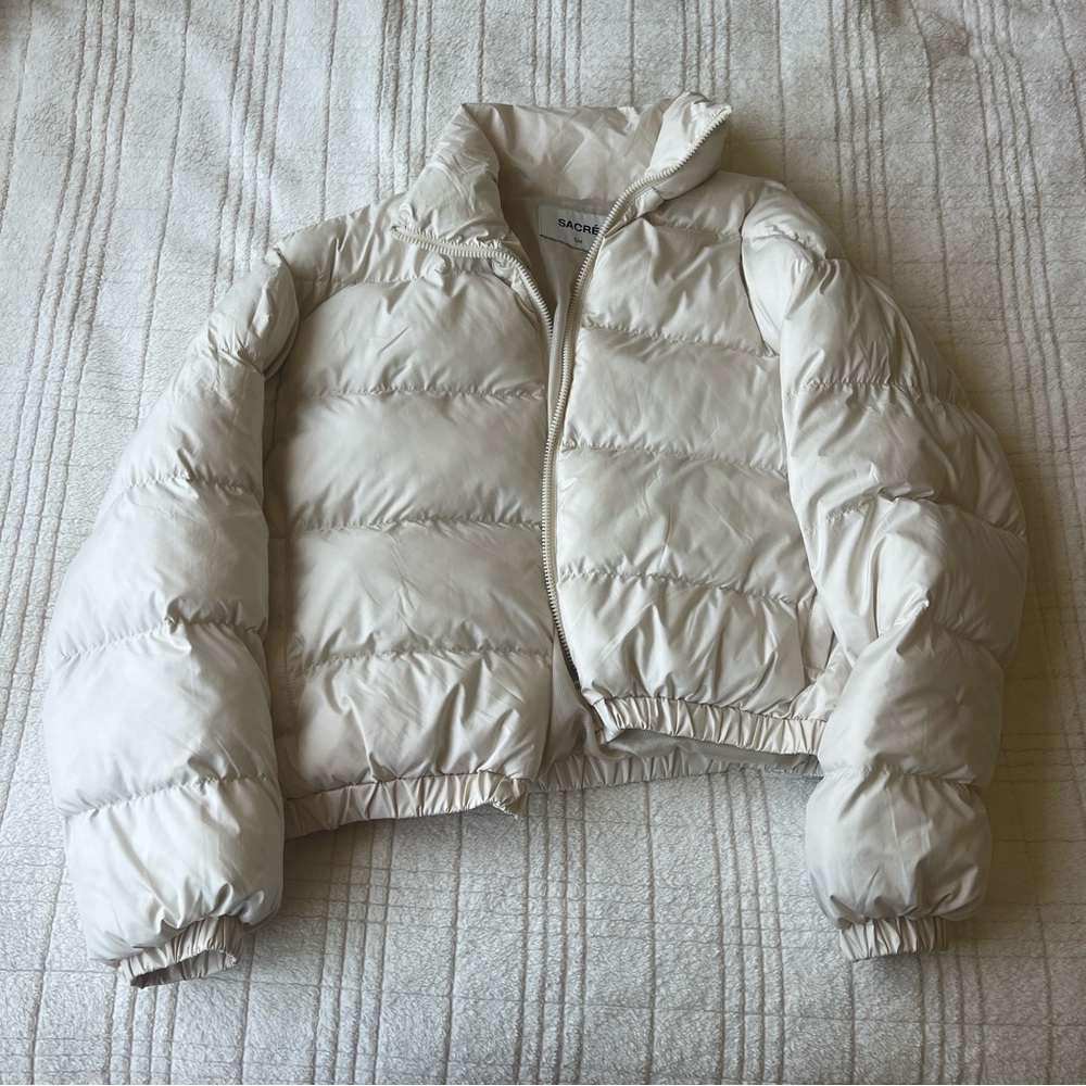 Cute white puffer bought at shoe palace! Size SM